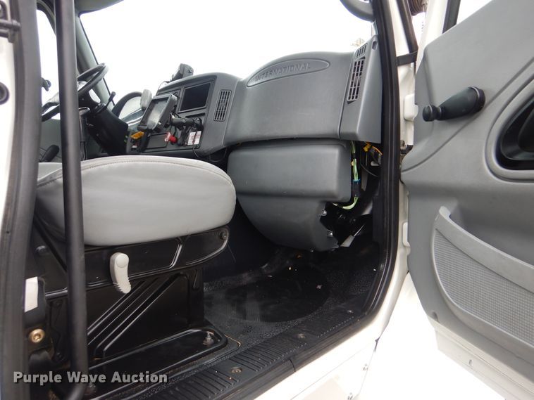 image for item HX9010 2007 International 7600  crane truck