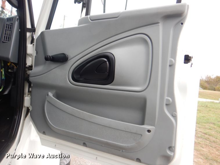 image for item HX9010 2007 International 7600  crane truck