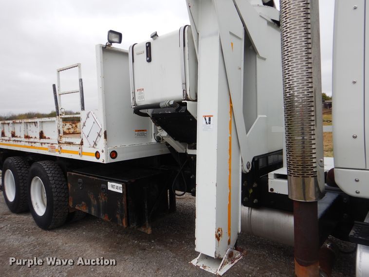 image for item HX9010 2007 International 7600  crane truck