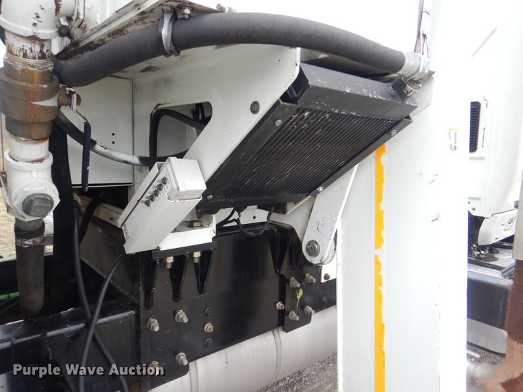 image for item HX9010 2007 International 7600  crane truck