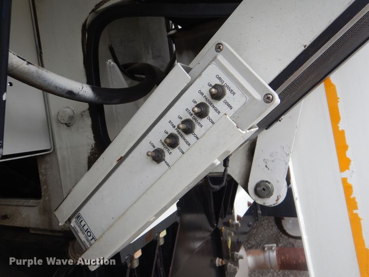 image for item HX9010 2007 International 7600  crane truck