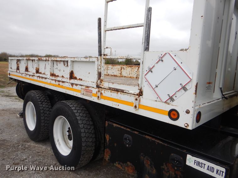 image for item HX9010 2007 International 7600  crane truck