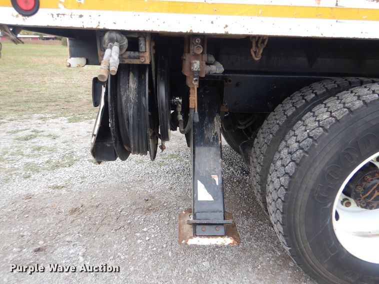 image for item HX9010 2007 International 7600  crane truck