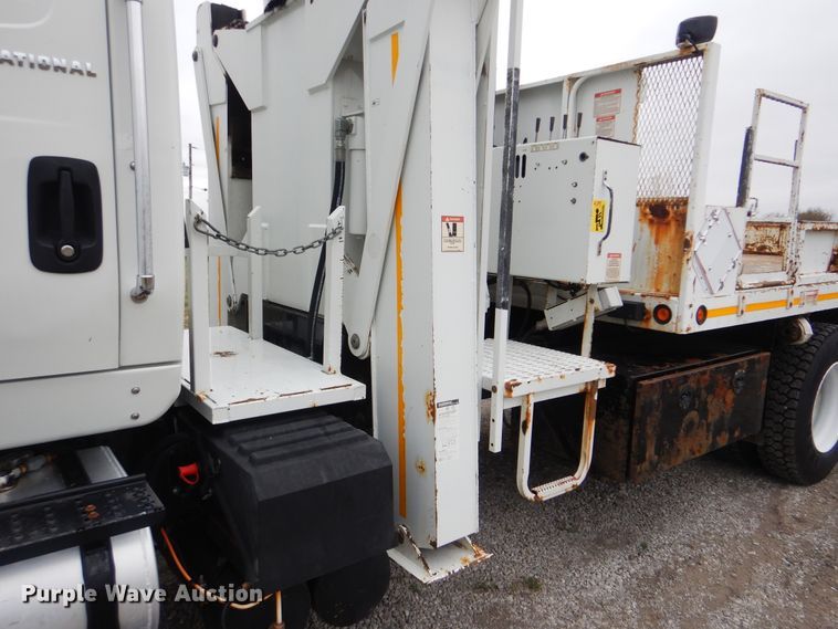 image for item HX9010 2007 International 7600  crane truck