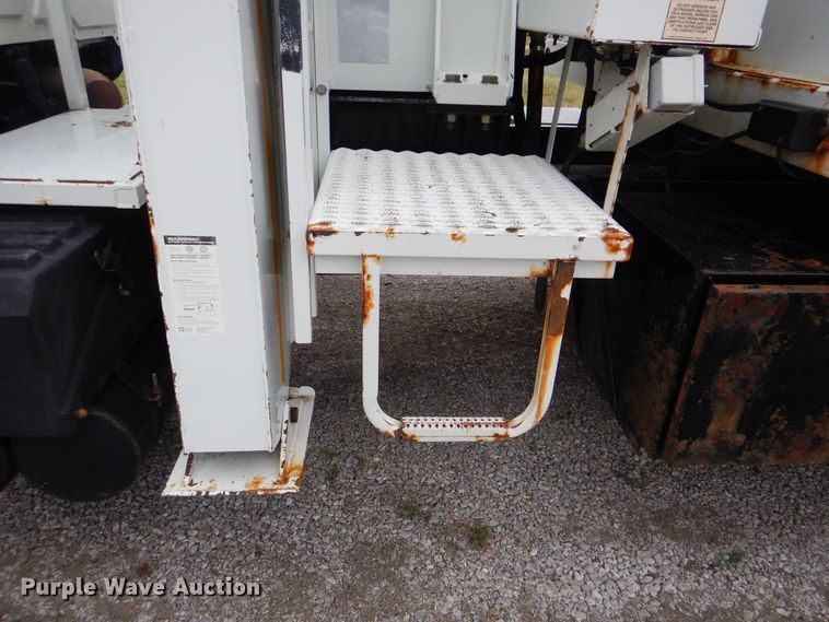 image for item HX9010 2007 International 7600  crane truck