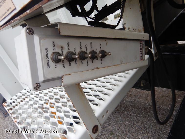 image for item HX9010 2007 International 7600  crane truck