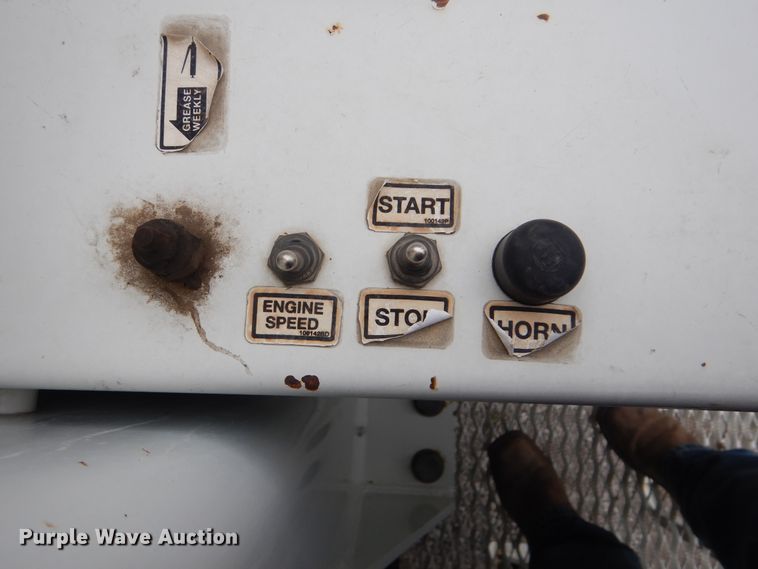 image for item HX9010 2007 International 7600  crane truck