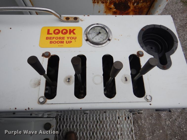 image for item HX9010 2007 International 7600  crane truck