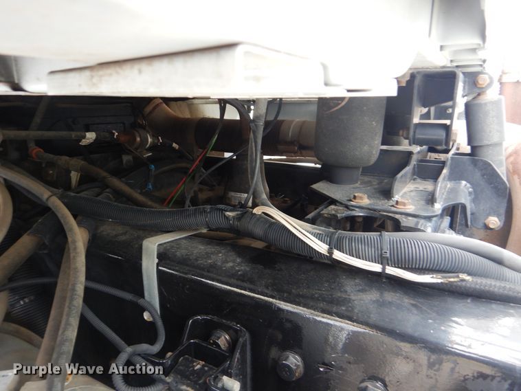 image for item HX9010 2007 International 7600  crane truck