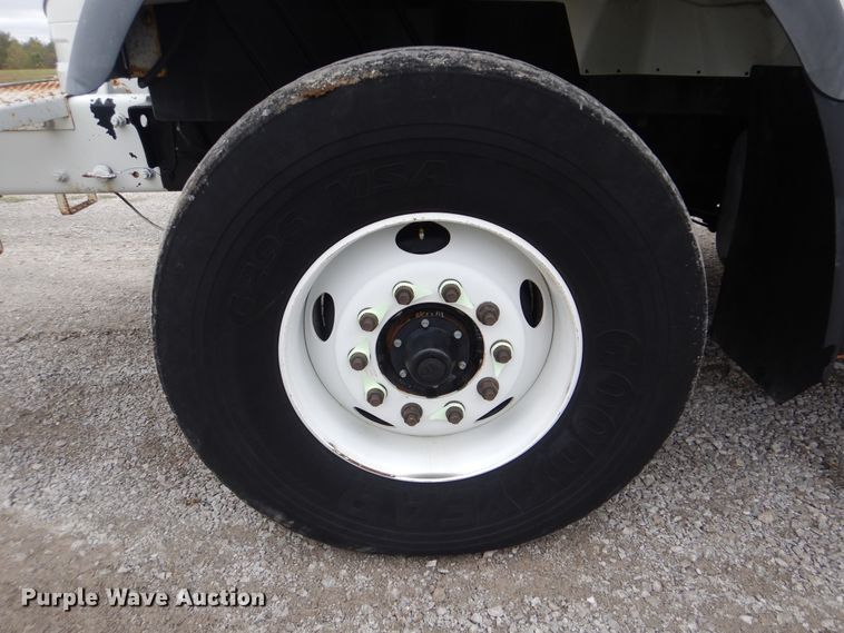 image for item HX9010 2007 International 7600  crane truck