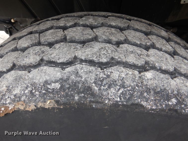 image for item HX9010 2007 International 7600  crane truck