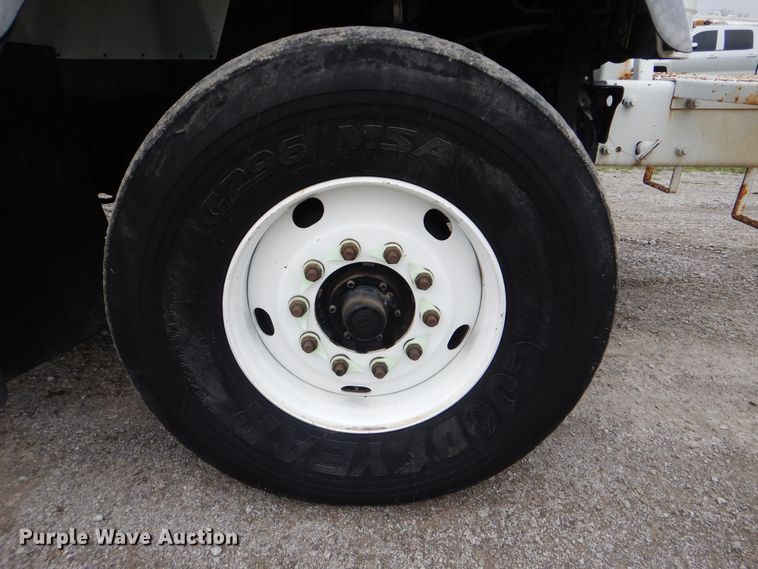 image for item HX9010 2007 International 7600  crane truck