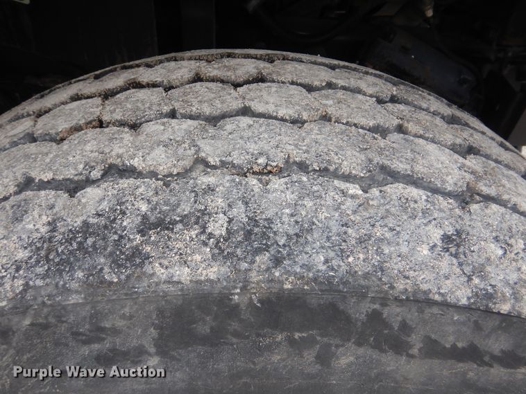 image for item HX9010 2007 International 7600  crane truck