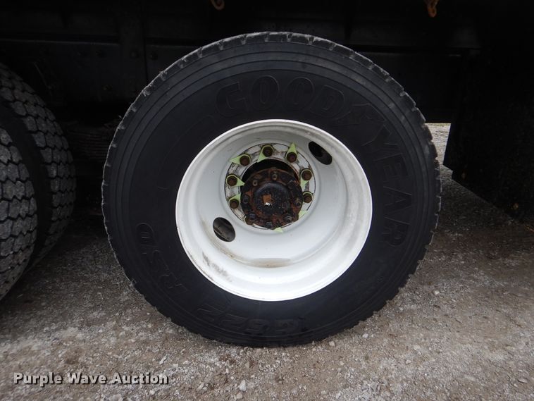 image for item HX9010 2007 International 7600  crane truck