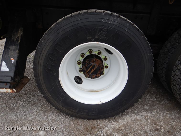 image for item HX9010 2007 International 7600  crane truck