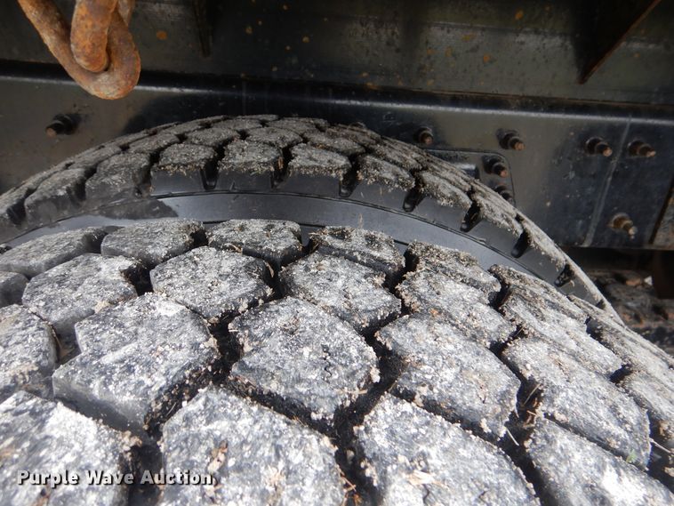 image for item HX9010 2007 International 7600  crane truck