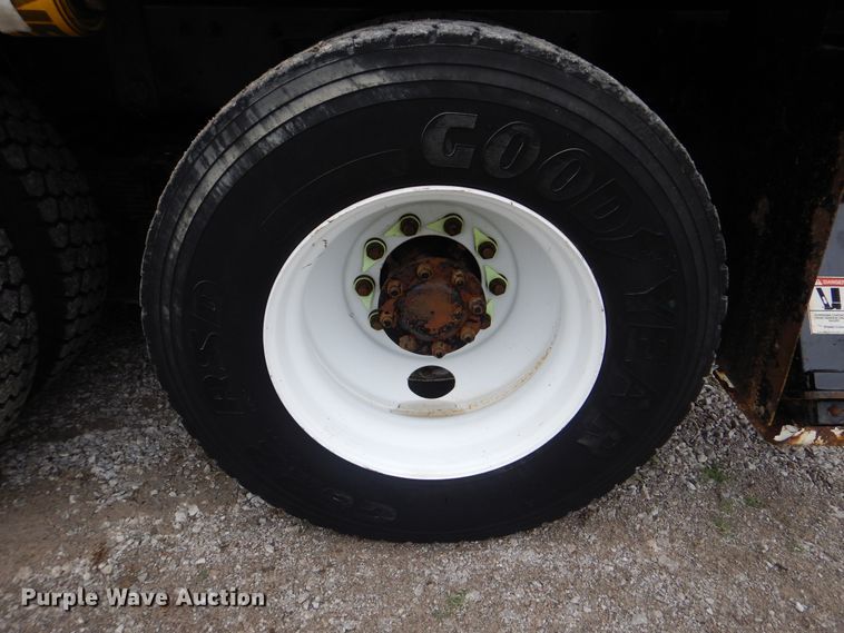 image for item HX9010 2007 International 7600  crane truck