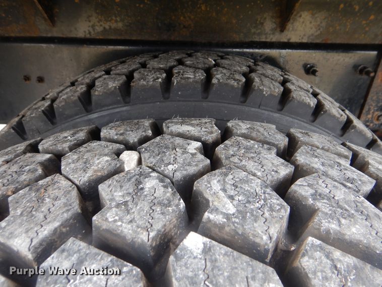 image for item HX9010 2007 International 7600  crane truck