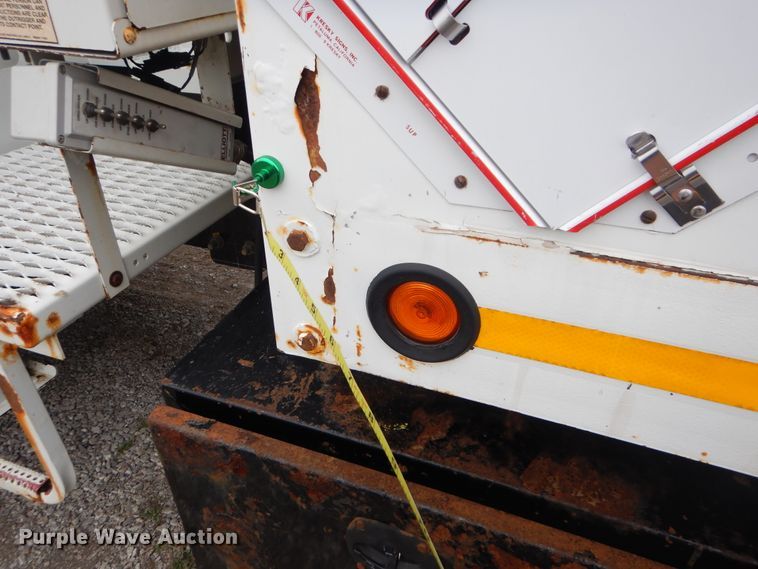 image for item HX9010 2007 International 7600  crane truck