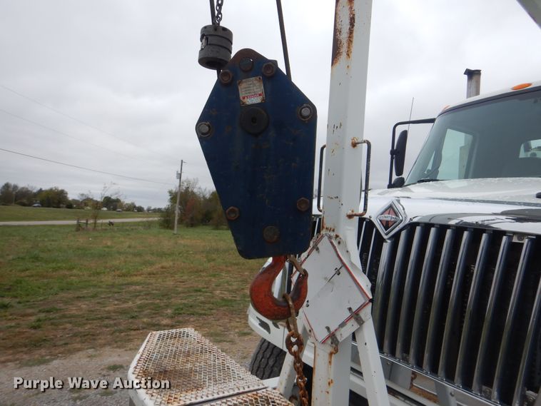 image for item HX9010 2007 International 7600  crane truck