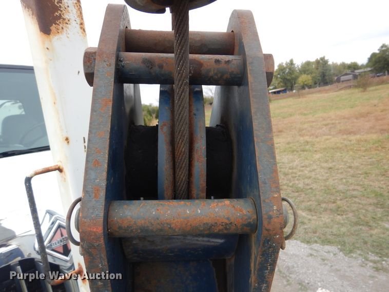 image for item HX9010 2007 International 7600  crane truck