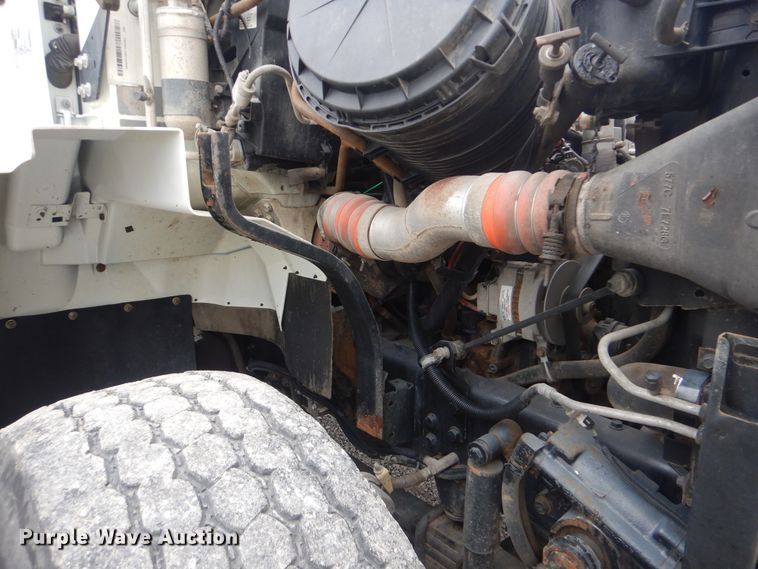 image for item HX9010 2007 International 7600  crane truck