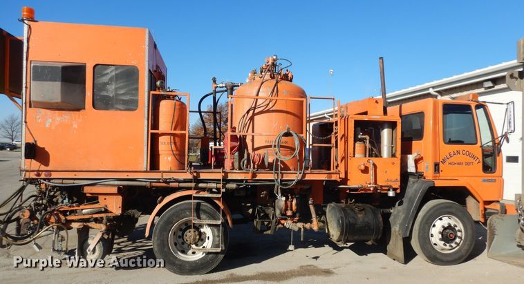 image for item DF6727 1992 Ford Cargo 7000  paint striper truck