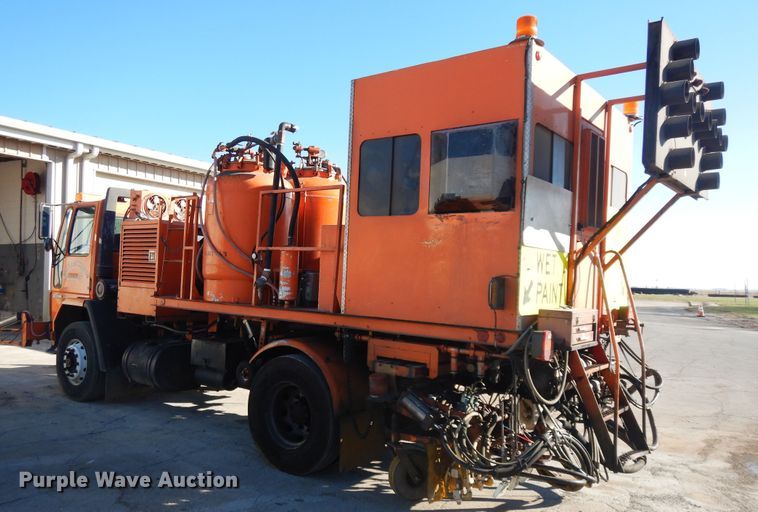 image for item DF6727 1992 Ford Cargo 7000  paint striper truck