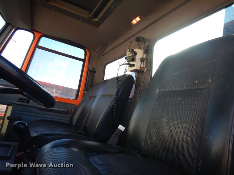 image for item DF6727 1992 Ford Cargo 7000  paint striper truck