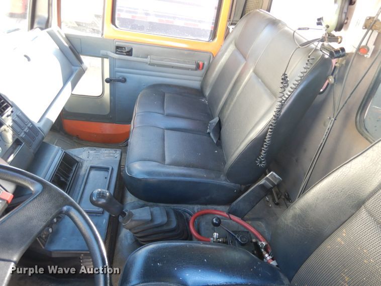 image for item DF6727 1992 Ford Cargo 7000  paint striper truck