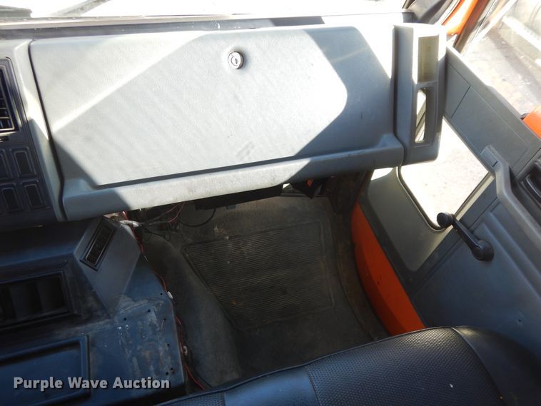 image for item DF6727 1992 Ford Cargo 7000  paint striper truck