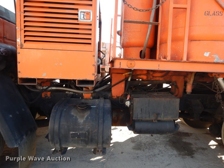 image for item DF6727 1992 Ford Cargo 7000  paint striper truck