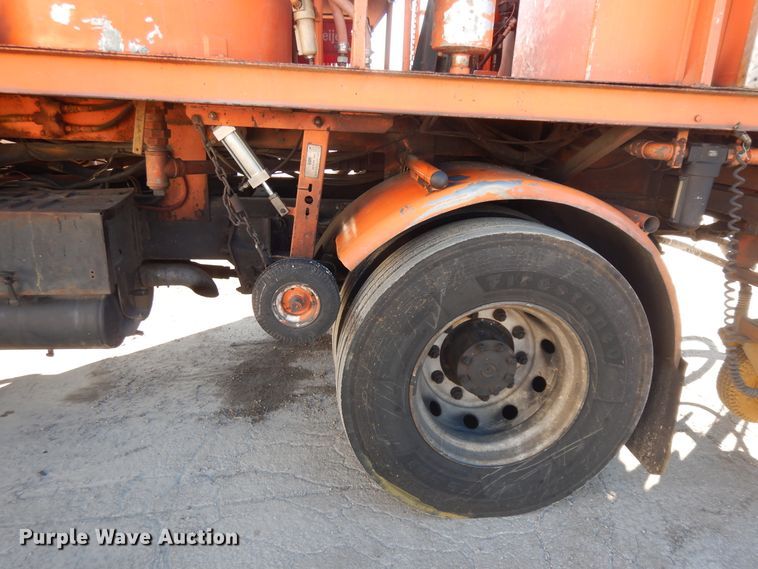 image for item DF6727 1992 Ford Cargo 7000  paint striper truck