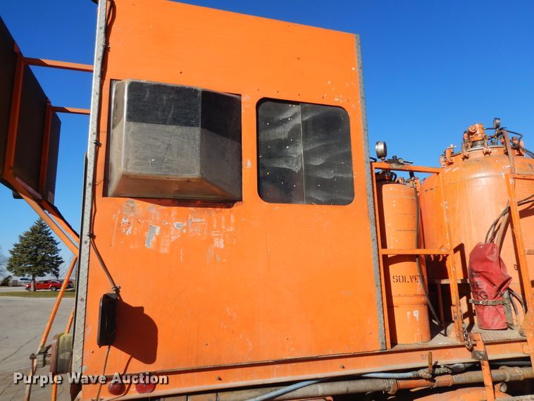 image for item DF6727 1992 Ford Cargo 7000  paint striper truck