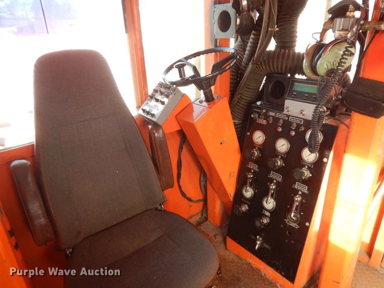 image for item DF6727 1992 Ford Cargo 7000  paint striper truck