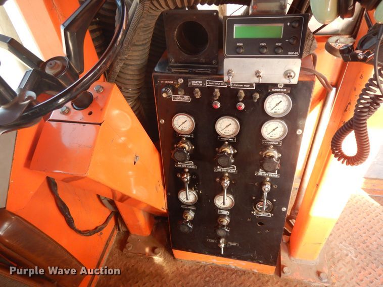 image for item DF6727 1992 Ford Cargo 7000  paint striper truck