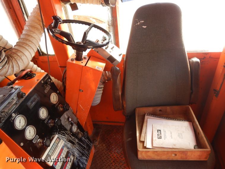 image for item DF6727 1992 Ford Cargo 7000  paint striper truck