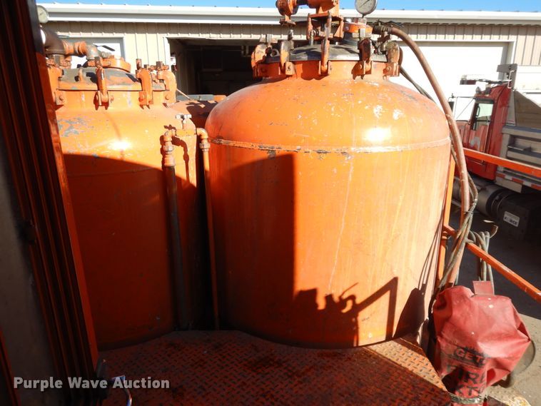 image for item DF6727 1992 Ford Cargo 7000  paint striper truck