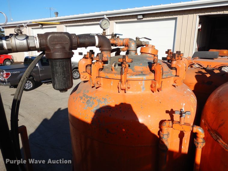 image for item DF6727 1992 Ford Cargo 7000  paint striper truck