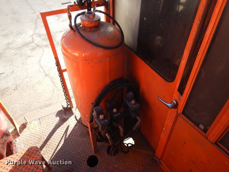 image for item DF6727 1992 Ford Cargo 7000  paint striper truck