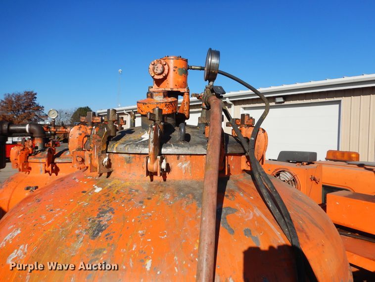 image for item DF6727 1992 Ford Cargo 7000  paint striper truck