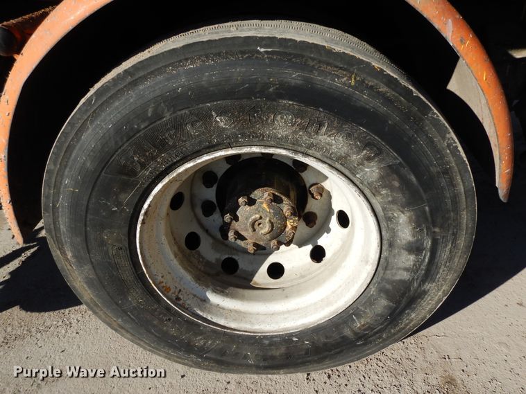 image for item DF6727 1992 Ford Cargo 7000  paint striper truck