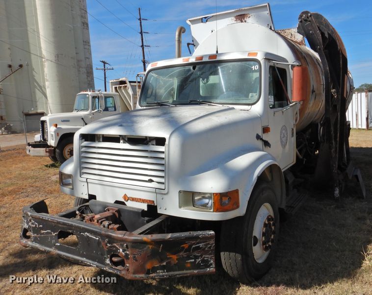 image for item DG1483 1990 International 4900  refuse truck