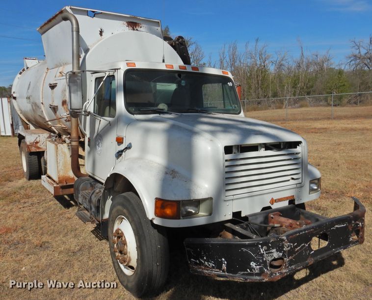 image for item DG1483 1990 International 4900  refuse truck
