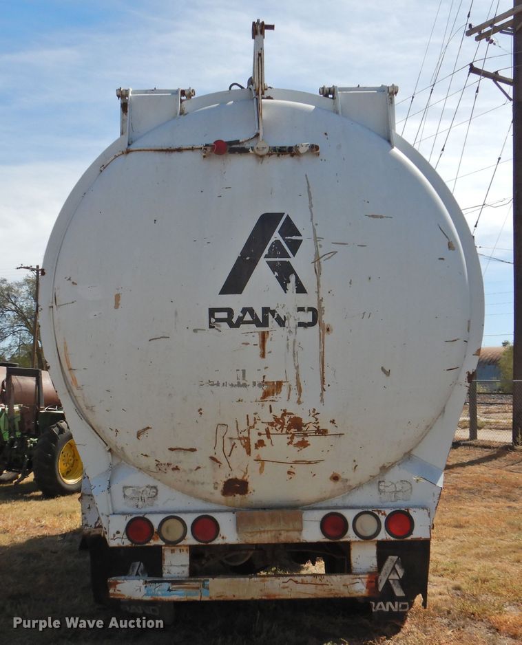 image for item DG1483 1990 International 4900  refuse truck