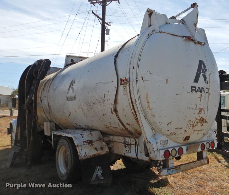 image for item DG1483 1990 International 4900  refuse truck