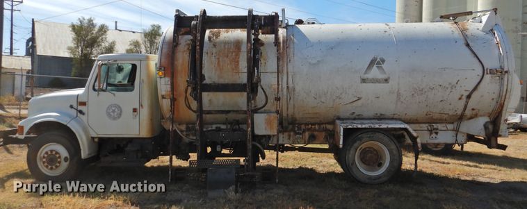 image for item DG1483 1990 International 4900  refuse truck