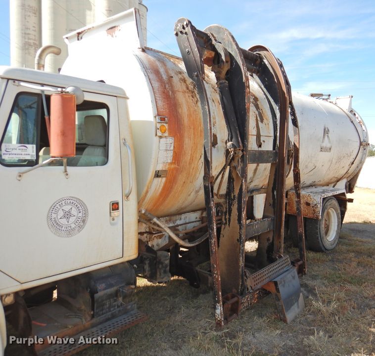 image for item DG1483 1990 International 4900  refuse truck