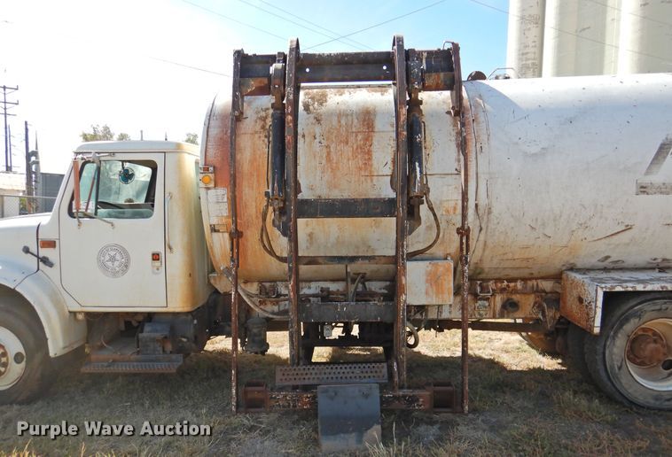 image for item DG1483 1990 International 4900  refuse truck