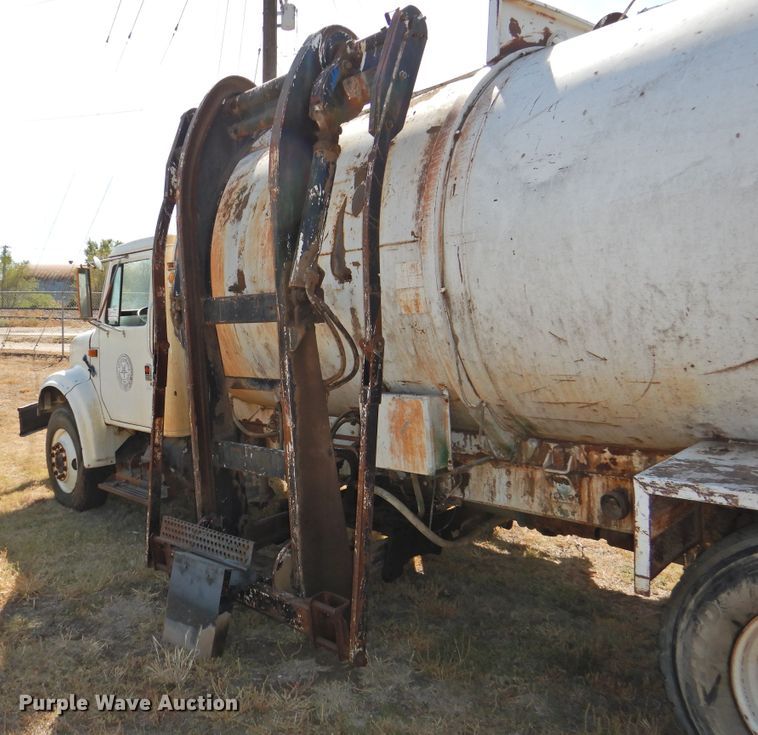 image for item DG1483 1990 International 4900  refuse truck